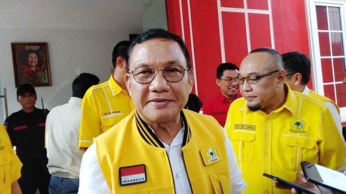 Anggota-DPR-RI-dari-Partai-Golkar-Hanan-A-Rozak-balikan-formulir-4-partai